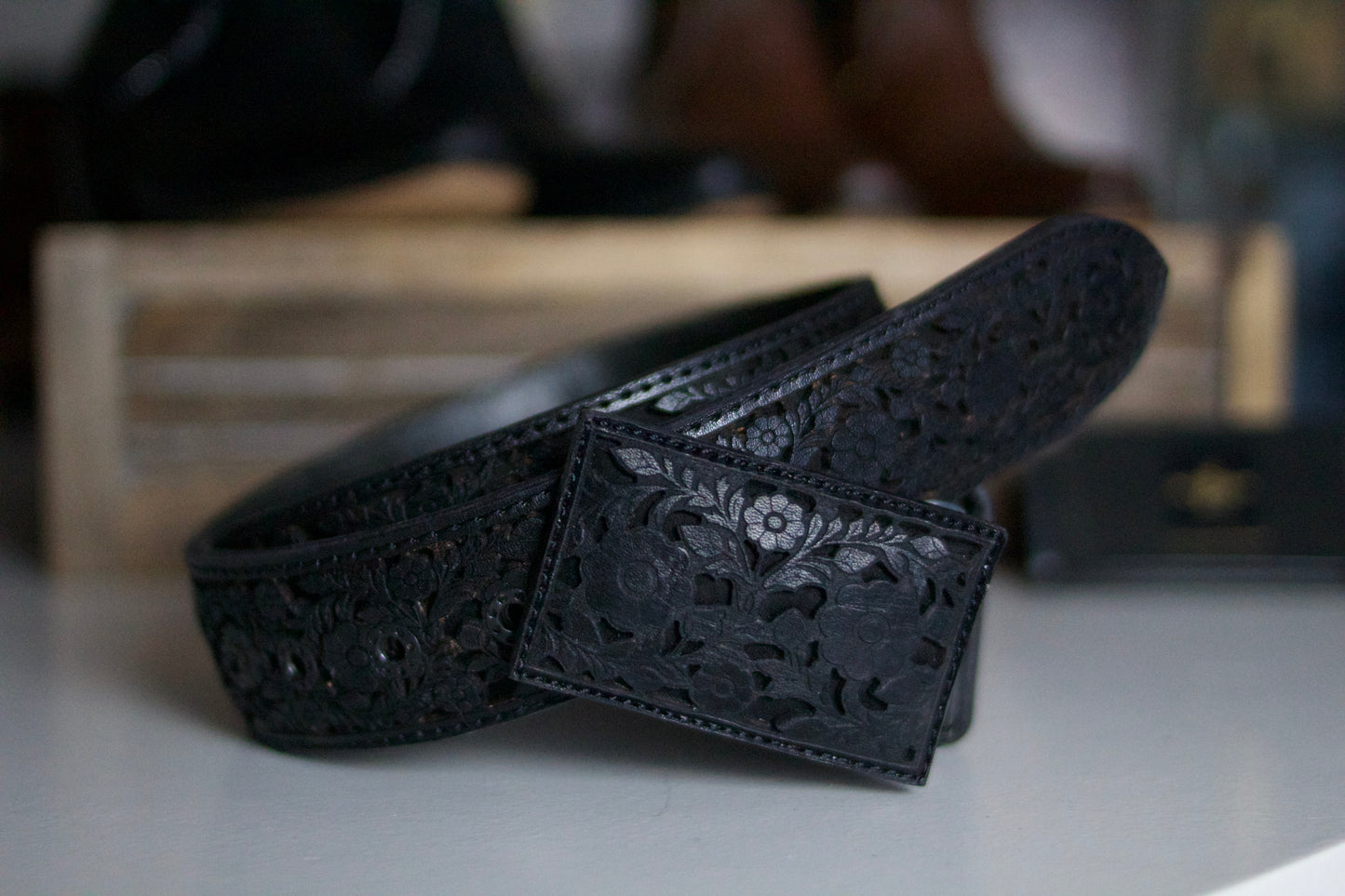 "Obsidiana" Tooled Black Leather Belt